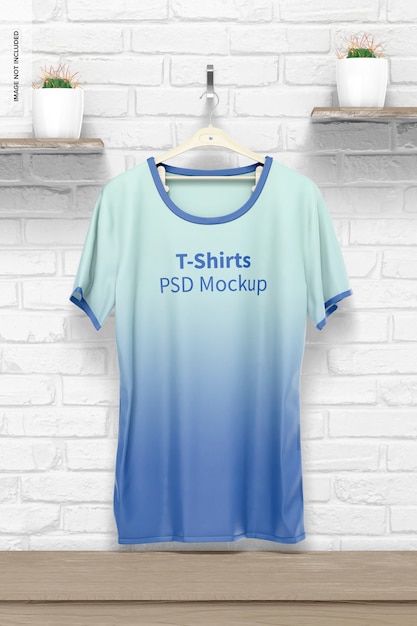 Mockup di t-shirt appesa