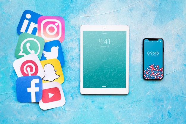 Mockup di tablet con il concetto di social media