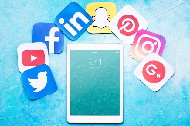 Mockup di tablet con il concetto di social media