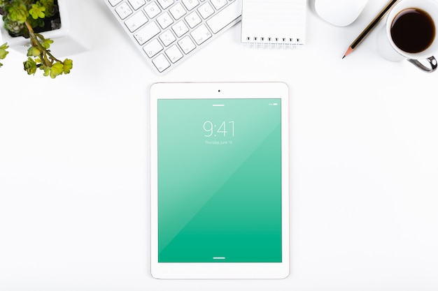 Mockup di tablet con vista dall&#39;alto nell&#39;area di lavoro