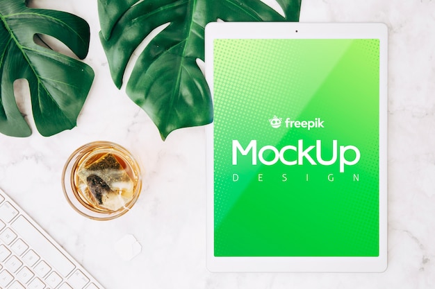 Mockup di tablet flat lay sull&#39;area di lavoro