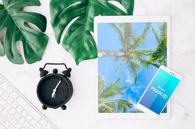 Mockup di tablet flat lay sull'area di lavoro