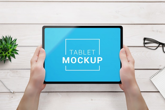 Mockup di tablet nelle mani dell'uomo.