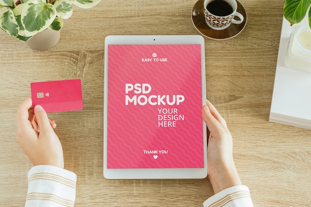 Mockup di tablet orizzontale tenuto da donna