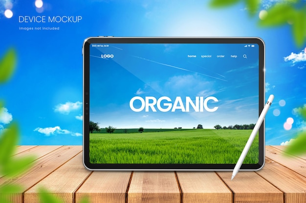 Mockup di tablet realistico con cielo azzurro sullo sfondo