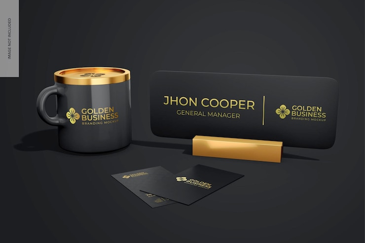 PSD mockup di targhetta da scrivania in oro con tazza