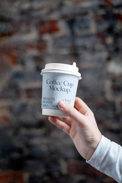 Mockup di tazza di caffè in mano
