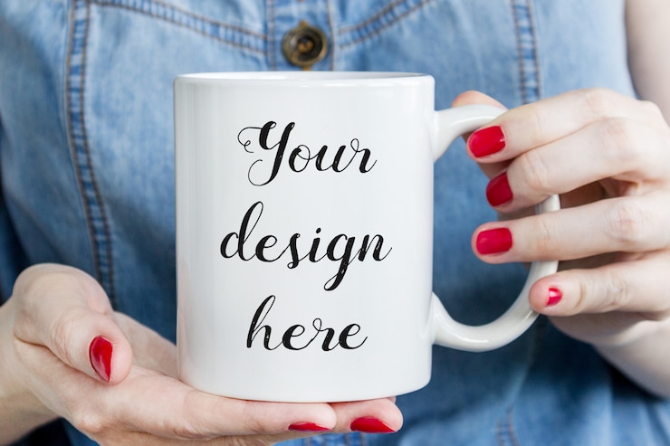 PSD mockup di tazza di caffè nelle mani di donna