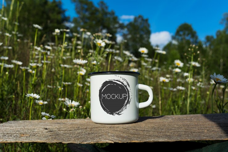 Mockup di tazza di smalto falò bianco con campo margherita
