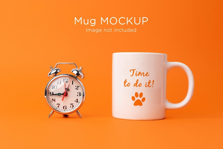 PSD mockup di tazza e orologio per includere messaggi positivi come tempo per farlo tempo per divertirti