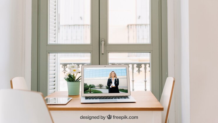 PSD mockup di tecnologia con il computer portatile davanti alla finestra