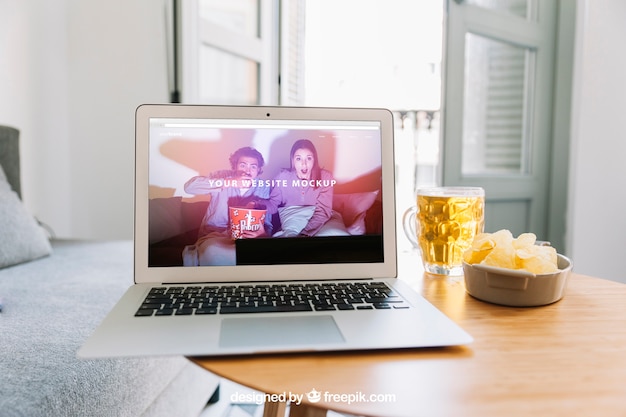 Mockup di tecnologia con laptop e birra