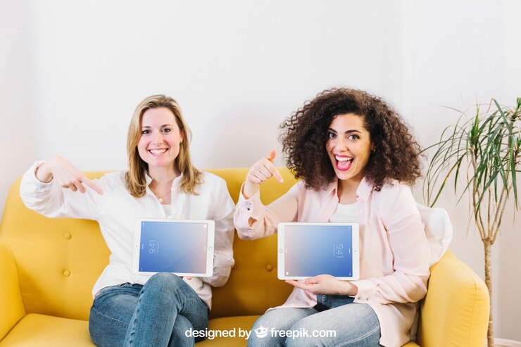 PSD mockup di tecnologia con le donne sul divano giallo