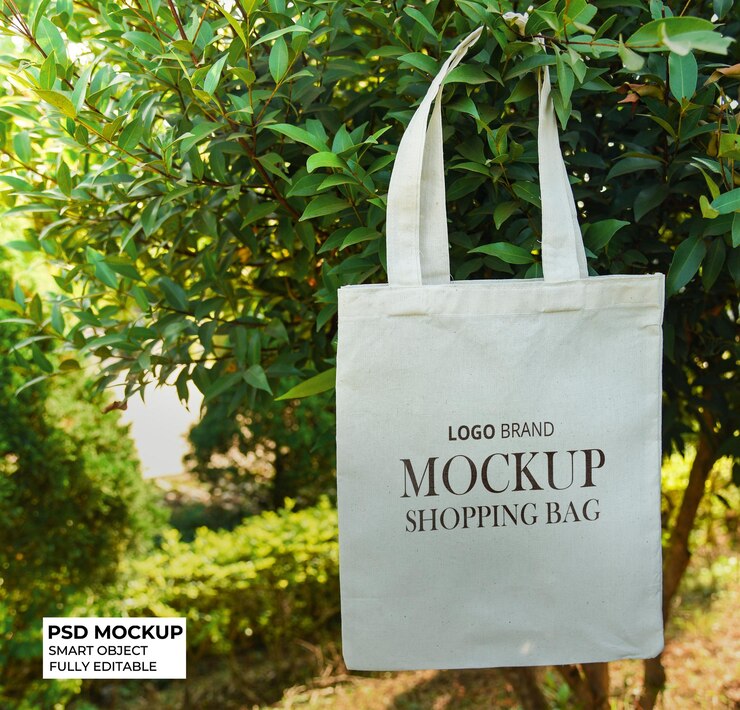 mockup di tela a sacchetto appeso al giardino degli alberi