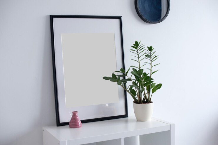 Mockup di tela da parete nella scrivania e interni moderni