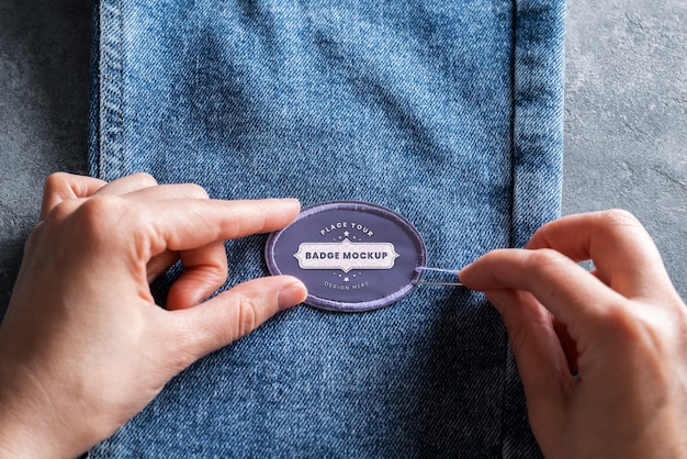 Mockup di toppa su tessuto denim