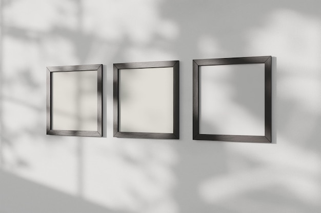 Mockup di tre cornici quadrate su parete bianca con sovrapposizione di ombre per finestre