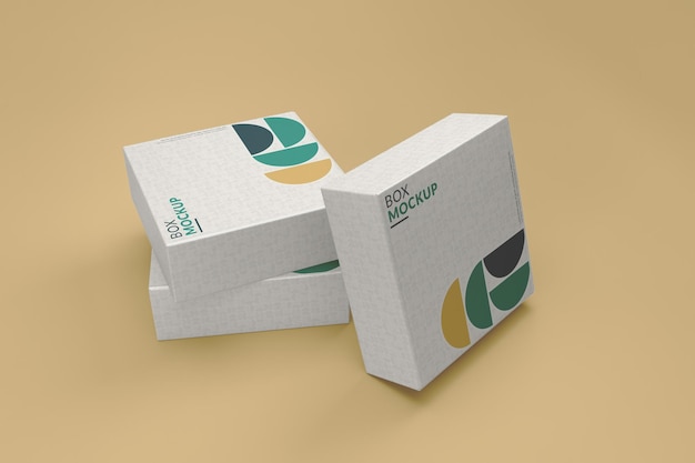 Mockup di tre scatole quadrate chiuse in uno scenario