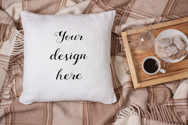 Mockup di un cuscino bianco, cuscino su un plaid