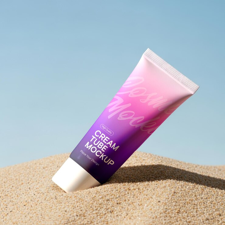 Mockup di un tubo di crema sulla sabbia della spiaggia