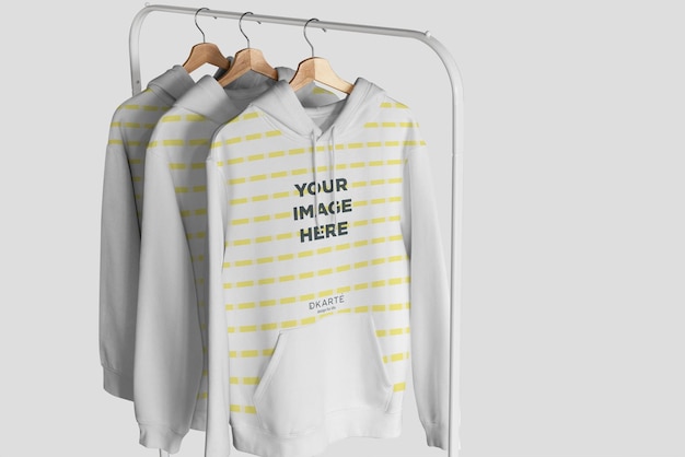 Mockup di una felpa bianca con cappuccio su un appendiabiti