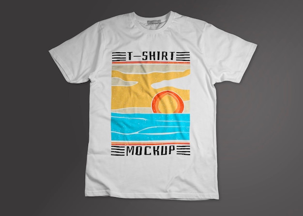 Mockup di una t-shirt bianca su uno sfondo grigio scuro