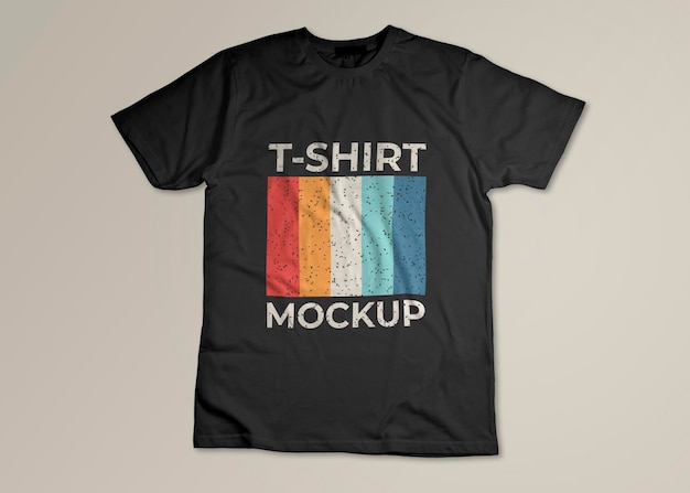 Mockup di una t-shirt nera su sfondo beige chiaro