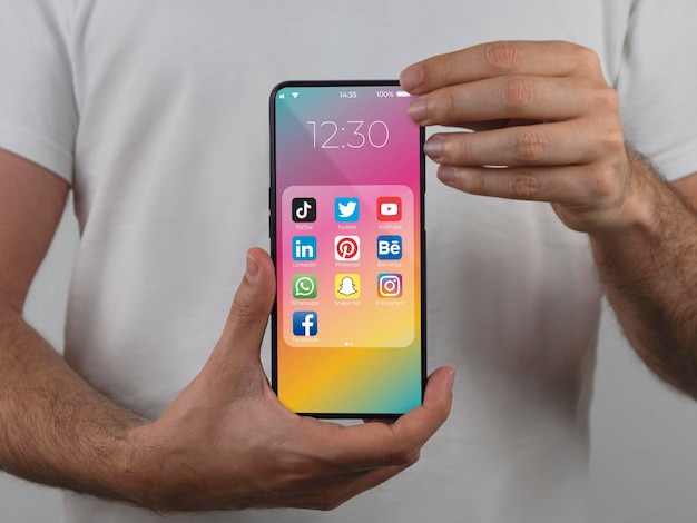 Mockup di uno smartphone in posizione verticale tenuto da una persona