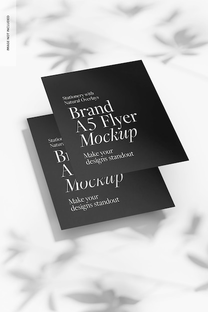 Mockup di volantini A5 di marca, vista da sinistra