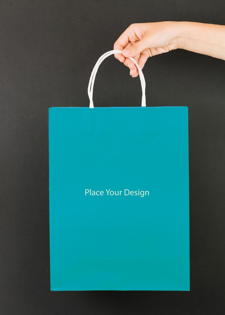 PSD mockup de diseño psd de la bolsa verde sostenida a mano