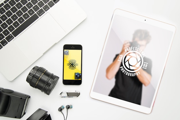 Mockup de dispositivos tecnológicos con concepto de fotografía
