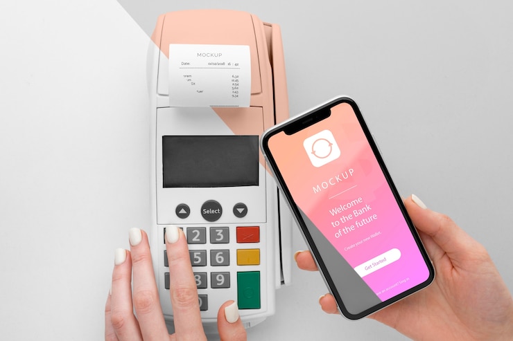 PSD mockup e-payment dengan smartphone dan terminal pembayaran