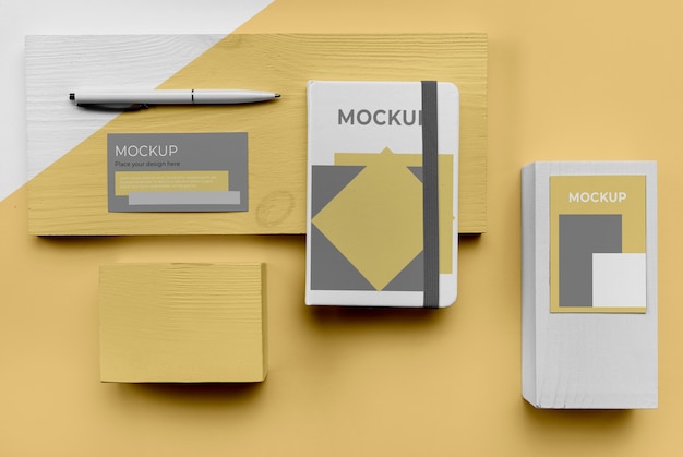 Mockup e penna dell'agenda vista dall'alto