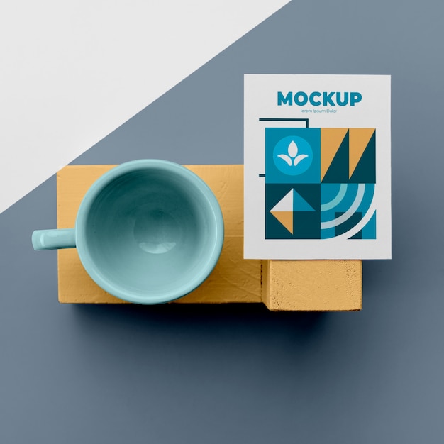 Mockup e tazza di poster vista dall'alto