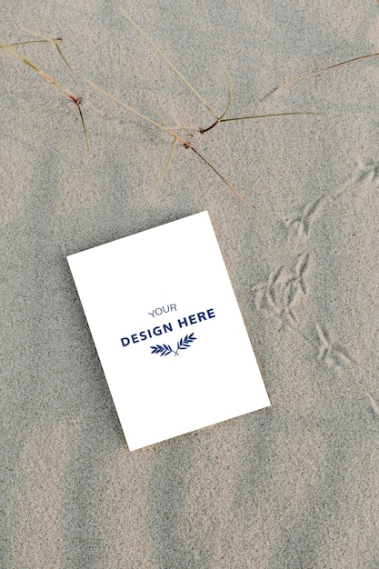 Mockup ein Buch mit einem blauen Design darauf ist auf dem Sand