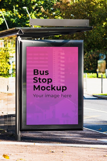 Mockup einer bushaltestelle an einem sonnigen tag in einer städtischen szene