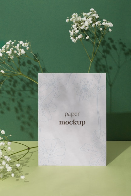 PSD mockup de elementos de papel con sombra de flores