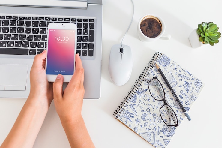PSD mockup de espacio de trabajo con portátil y smartphone