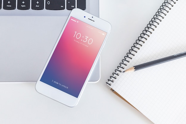 Mockup de espacio de trabajo con portátil y smartphone