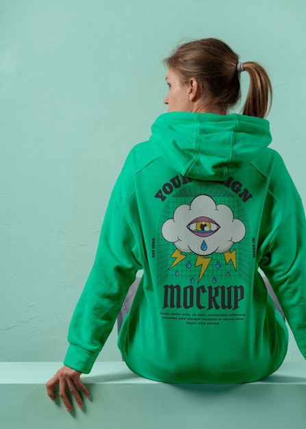 Mockup en la espalda de una sudadera