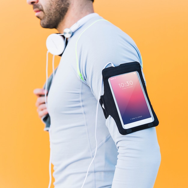 PSD mockup de fitness con hombre con smartphone en el brazo