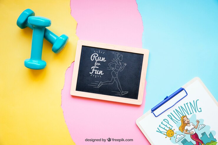 PSD mockup de fitness con pizarra, portapapeles y pesas
