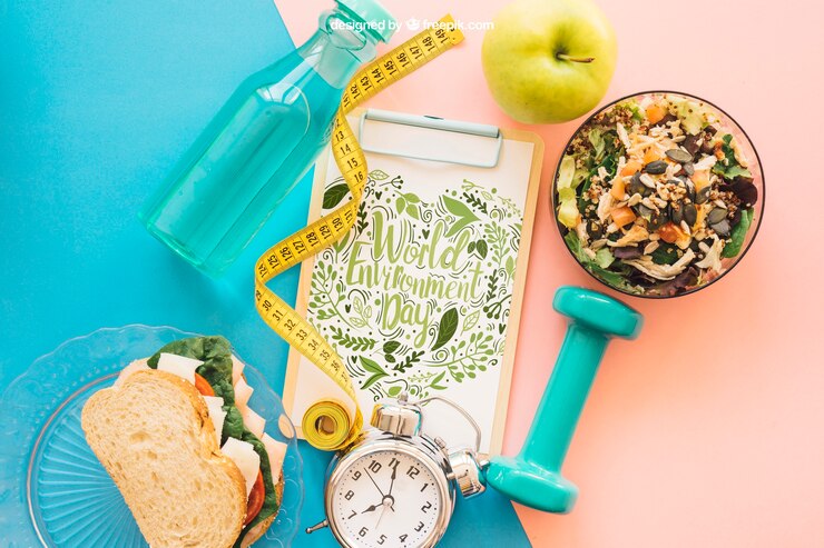 PSD mockup de fitness con portapapeles y ensalada