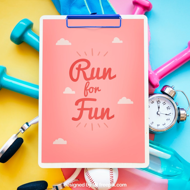 PSD mockup de fitness con portapapeles sobre elementos de workout