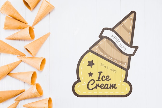 PSD mockup flat lay de conos de helado con copyspace