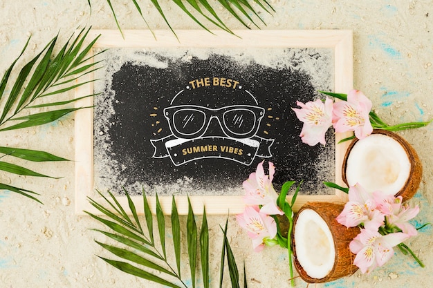 PSD mockup flat lay de pizarra con elementos de verano