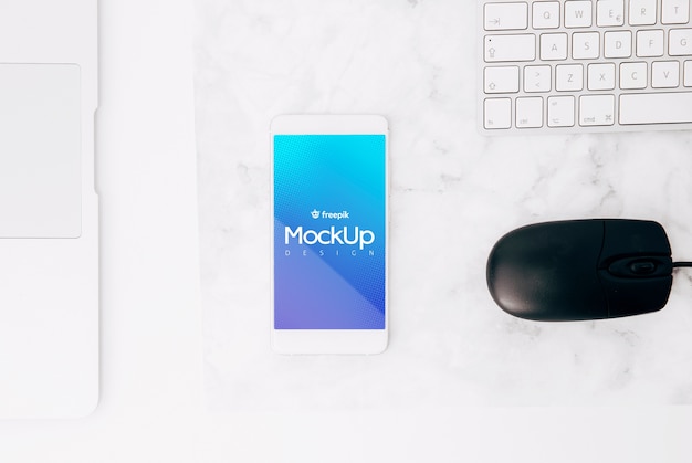 Mockup flat lay de smartphone en espacio de trabajo