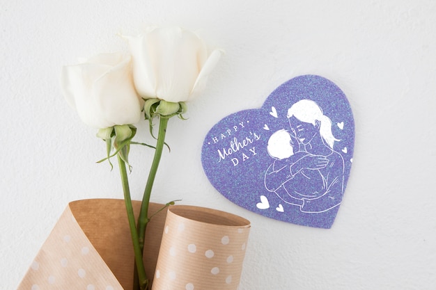 PSD mockup flat lay de tarjeta en forma de corazón para el día de la madre