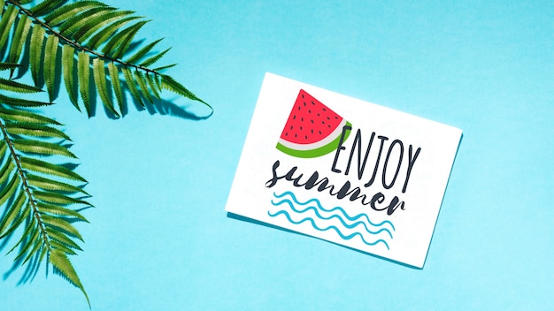 PSD mockup flat lay de tarjeta de papel con elementos de verano