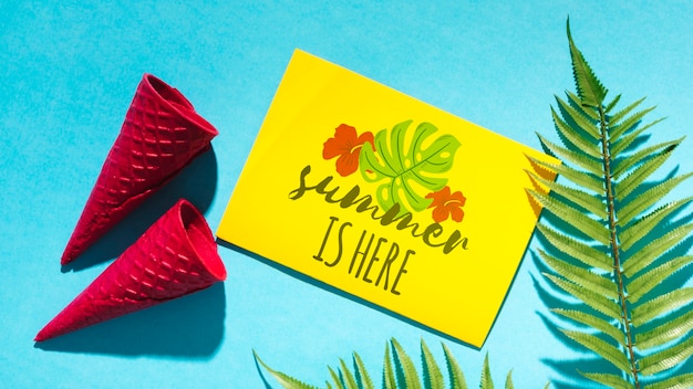 PSD mockup flat lay de tarjeta de papel con elementos de verano